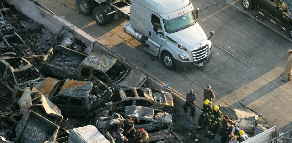 En esta fotografía aérea, se ve a los socorristas cerca de los escombros después de un choque de varios vehículos en la I-55 en Manchac, Luisiana,  (Foto AP/Gerald Herbert)