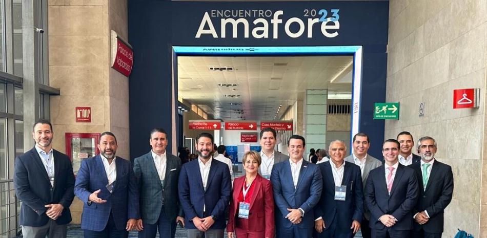 Francisco A. Torres, superintendente de Pensiones y Kirsis Jáquez, presidenta de la Adafp, junto a directivos de las AFP y asociación de Puestos.