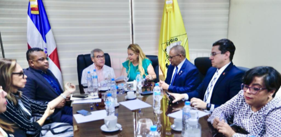 Dirigentes del Colegio Médico Dominicano coordinan su integración a la lucha contra el dengue con los viceministros de Salud Eladio Pérez y César Matos.
