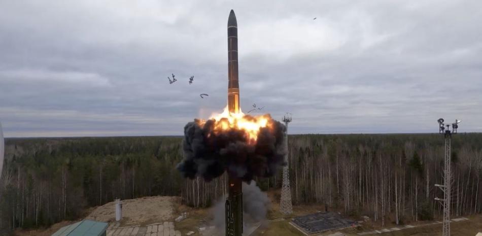 Un misil balístico intercontinental Iars fue lanzado desde el cosmódromo de Plesetsk (norte) y otro de tipo Sineva desde un submarino en el mar de Barents.