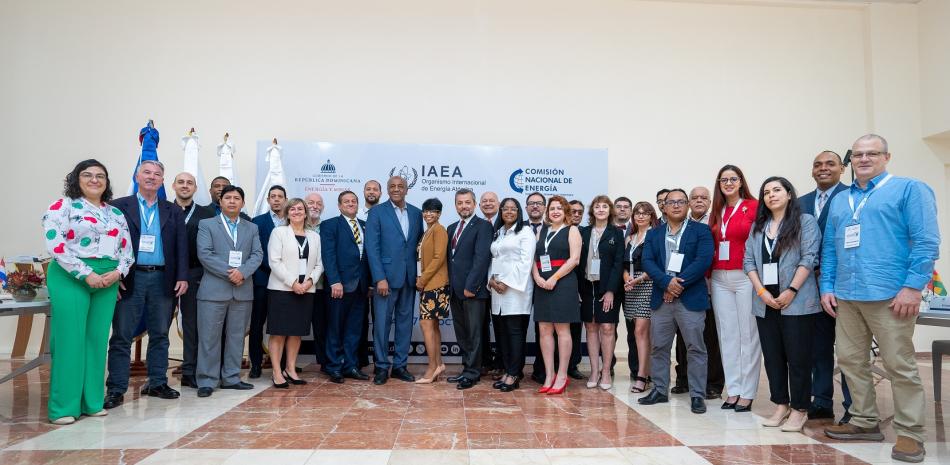 Participantes de la reunión realizada en el marco del proyecto de cooperación técnica de la OIEA, “Fortalecimiento de la infraestructura de reglamentación para mejorar la seguridad radiológica en América Latina y el Caribe”.