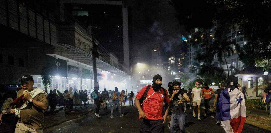 Manifestantes chocan con la policía antidisturbios durante una protesta contra el contrato de la empresa minera canadiense FQM en la ciudad de Panamá.
