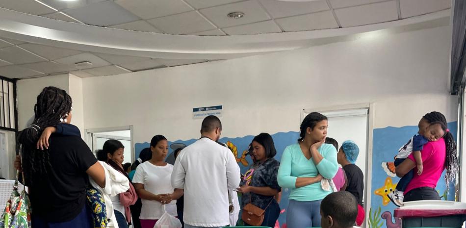 En el área de emergencia del hospital infantil Arturo Grullón había ayer numerosas madres llevando a su hijos con fiebres y otros síntomas compactibles con dengue.