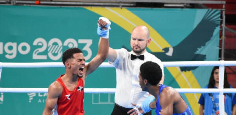 Yunior Alcántara es declarado ganador en uno de los pasados combates en los 51 kilogramos