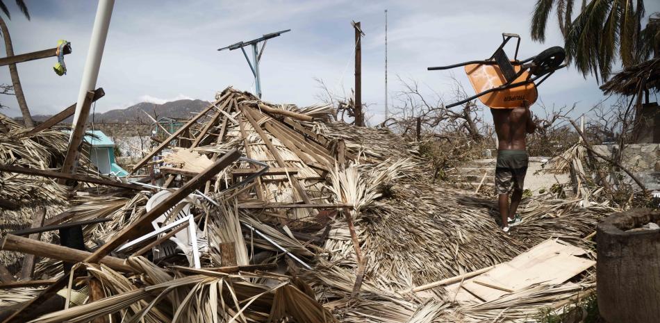 Vista de los daños causados ​​por el paso del huracán Otis en Acapulco, estado de Guerrero, México, el 28 de octubre de 2023. El número de muertos por un huracán extraordinariamente poderoso que azotó la ciudad turística mexicana de Acapulco aumentó el sábado a 39, dijo el gobierno mexicano ( Foto de Rodrigo OROPEZA/AFP)