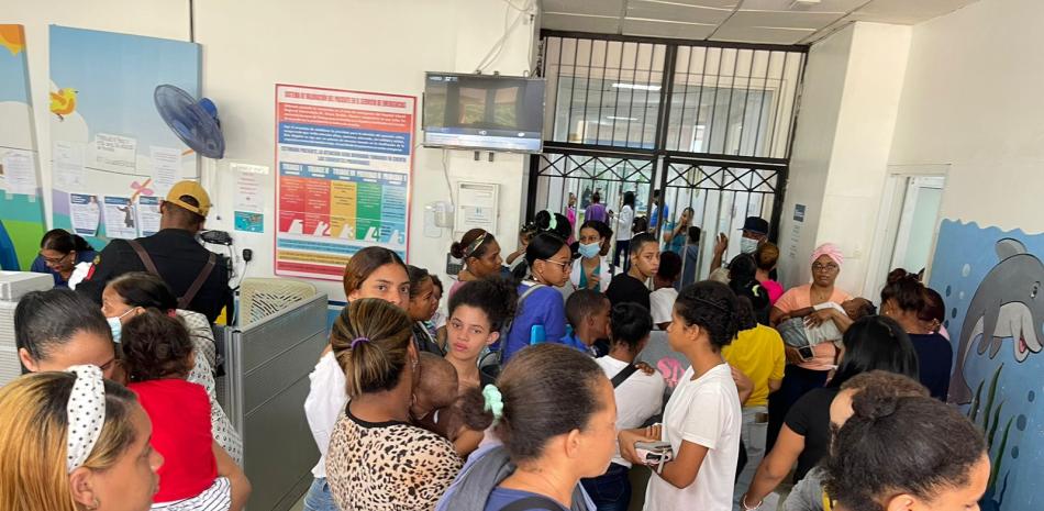 El hospital infantil Arturo Grullón, en Santiago, estaba repleto de madres con niños afectados de dengue.