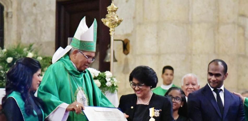 El arzobispo de Santo Domingo, monseñor Francisco Ozoria Acosta, entrega la condecoración a la magistrada