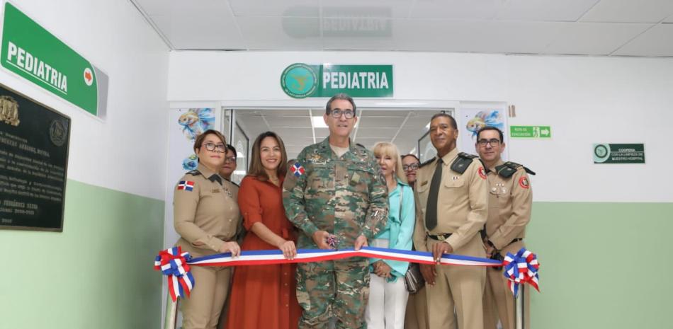 El ministro de Defensa, Carlos Luciano Díaz Morfa, corta la cinta para dejar inauguradas las nuevas áreas pediátricas.