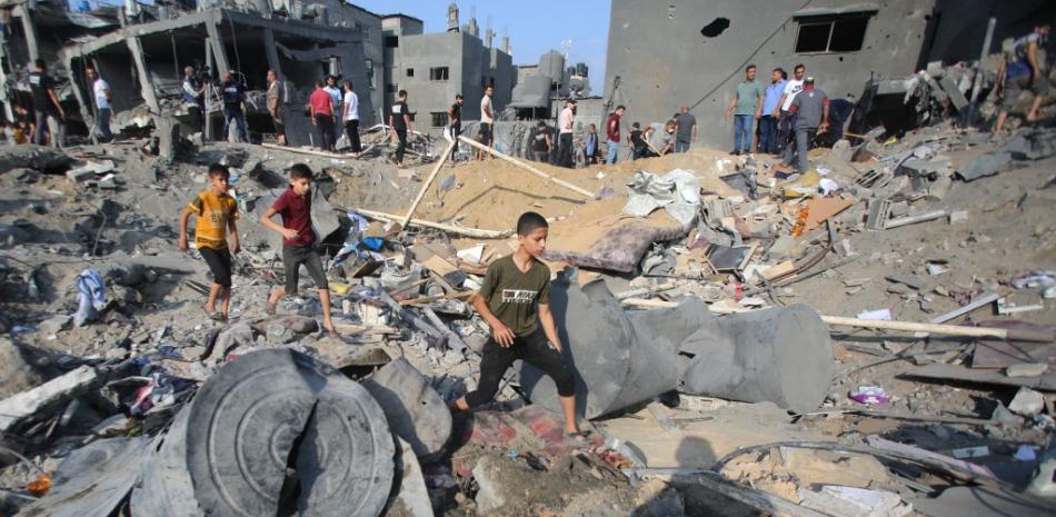 Los palestinos comprueban la destrucción tras un ataque israelí la noche anterior en el campo de Jabalia para refugiados palestinos en la Franja de Gaza. (foto Bashar TALEB / AFP)