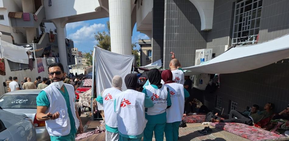 Trabajadores de Médicos Sin Fronteras (MSF) en las afueras del hospital Al Shifa, en la Franja de Gaza
