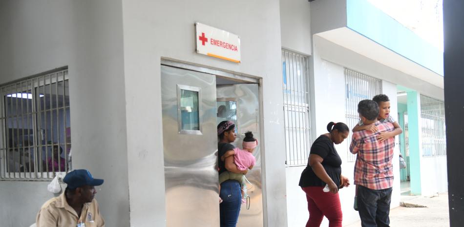 La concurrencia a los hospitales infantiles de la capital se mantenía activa ayer con pacientes febriles, sospechosos de dengue.