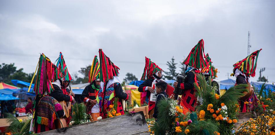Indígenas tsotsiles decoran las tumbas de sus familiares hoy, en la ciudad de San Juan Chamula, estado de Chiapas