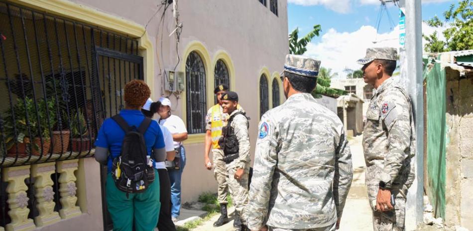 Miembros de la FARD es las labores para contrarrestar el dengue