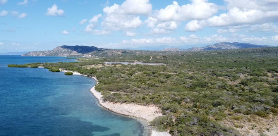 Una vista aérea del área costera de Sabana Buey, en los límites de Bahía de las Calderas, en Baní, donde está localizada Costa Dorada.