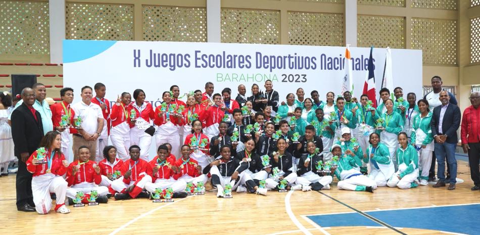 Campeones de las diferentes categorías en karate de los X Juegos Escolares Deportivos Nacionales.