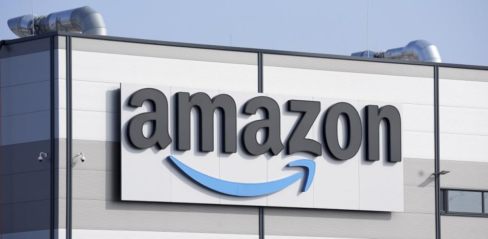 El logo de la compañía Amazon marca la fachada de un edificio, el 18 de marzo de 2022, en Schoenefeld, cerca de Berlín.