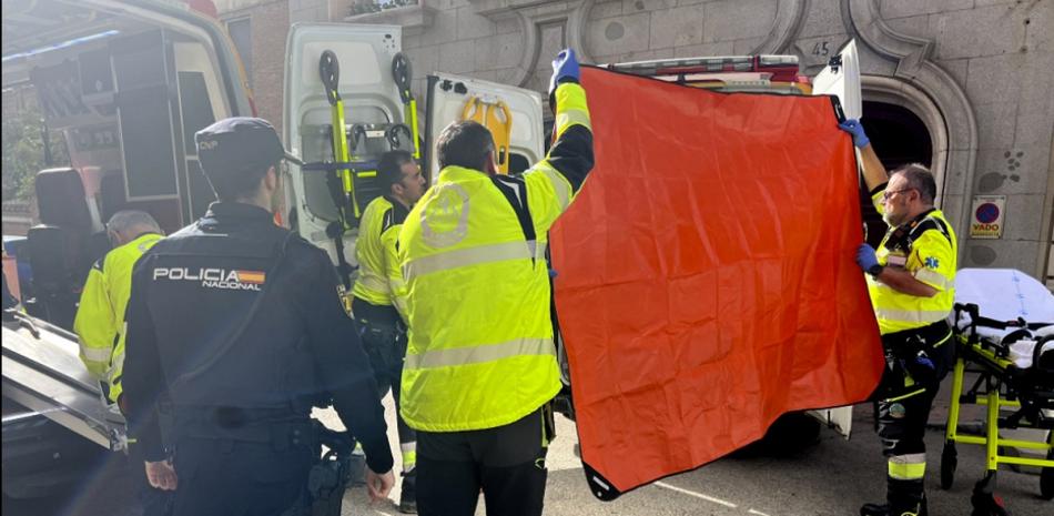 Paramédicos cubren la vista de una ambulancia estacionada en el lugar donde atienden al político derechista español Alejandro Vidal-Quadras tras ser baleado, en Madrid, el jueves 9 de noviembre de 2023.