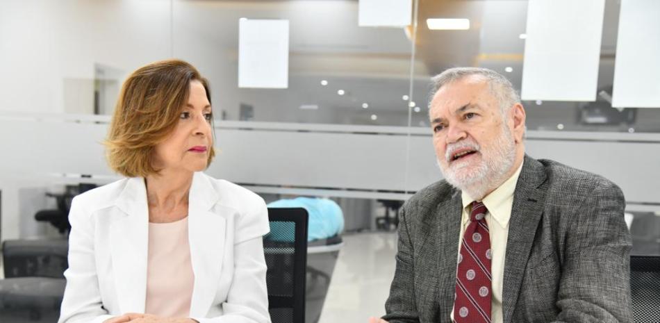 La psicóloga Carmen Bergés y el psiquiatra Tirso Ventura fueron entrevistados en la redacción de Listín Diario.