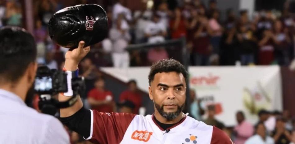 Nelson Cruz al momento de despedirse de la fanaticada luego de ser homenajeado por los Gigantes del Cibao en su último partido en el béisbol dominicano.