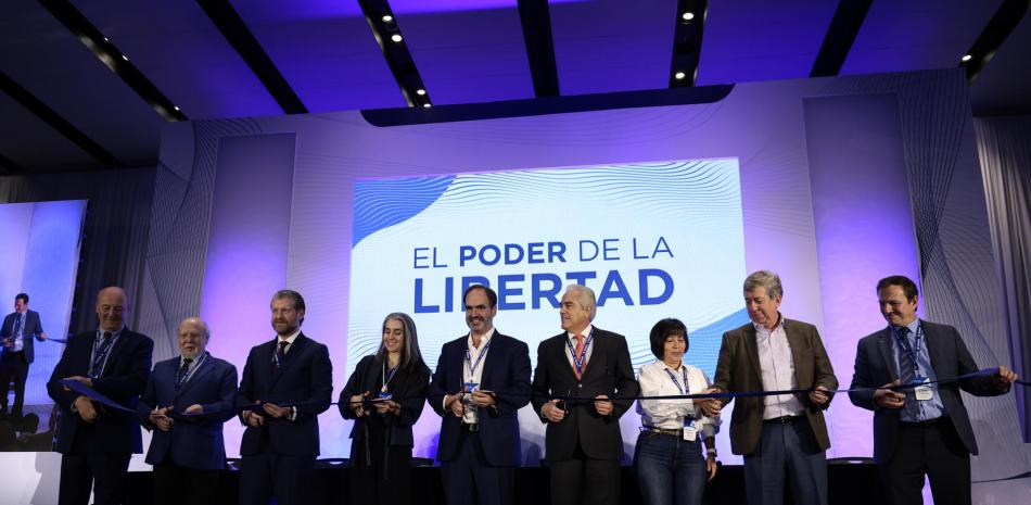 El presidente de la Sociedad Interamericana de Prensa (SIP), Michael Greenspon (c), acompañado de representantes de medios de comunicación, inauguran de la 79° Asamblea General Anual, en Ciudad de México (México).