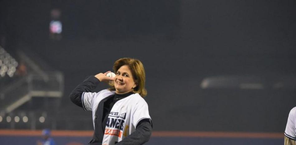 La vicepresidenta de la República, Raquel Peña al momento de realizar el primer pitcheo que dejó inagurada la Serie Titanes del Caribe entre Aguilas y Licey en el Citi Field.