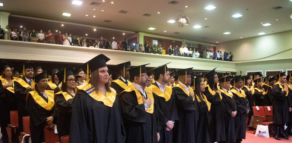 La trigésima graduación extraordinaria celebrada en el auditorio de la Casa San Pablo, en el Distrito Nacional, donde fueron investidos 322 nuevos profesionales.