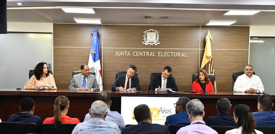 El presidente de la JCE, Román Jáquez Liranzo y el director ejecutivo de IIDH/Capel, Joseph Thompson firman el pacto