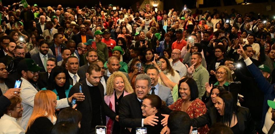 El expresidente dominicano arribó al Aeropuerto Adolfo Suárez Madrid-Barajas, la mañana de este domingo, donde fue recibido por una amplia delegación de miembros y dirigentes de la Fuerza del Pueblo