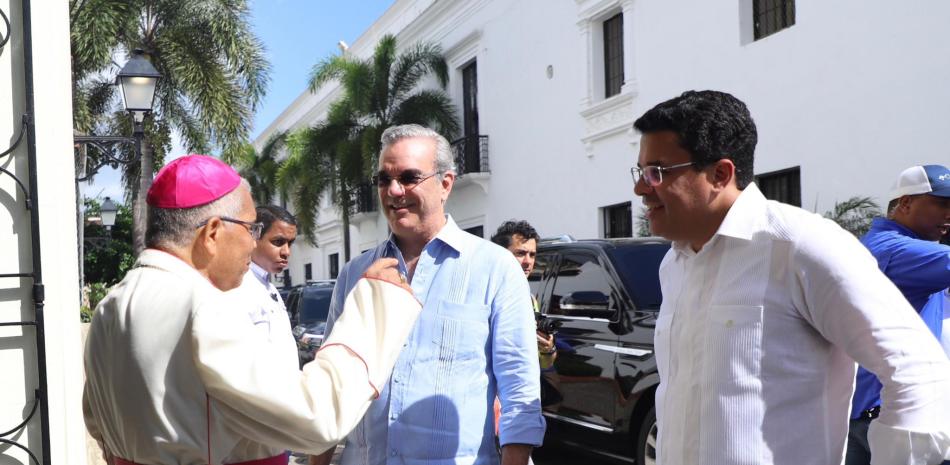El presidente Luis Abinader junto a David Collado cuando conversaban con el arzobispo de Santo Domingo, monseñor Francisco Ozoria Acosta.