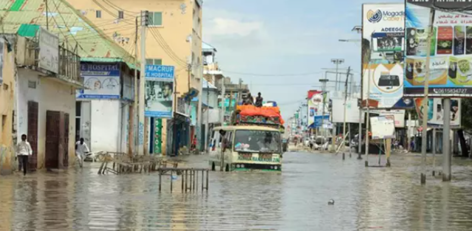Calles inundadas de agua a consecuencia de las fuertes lluvias en Somalia.