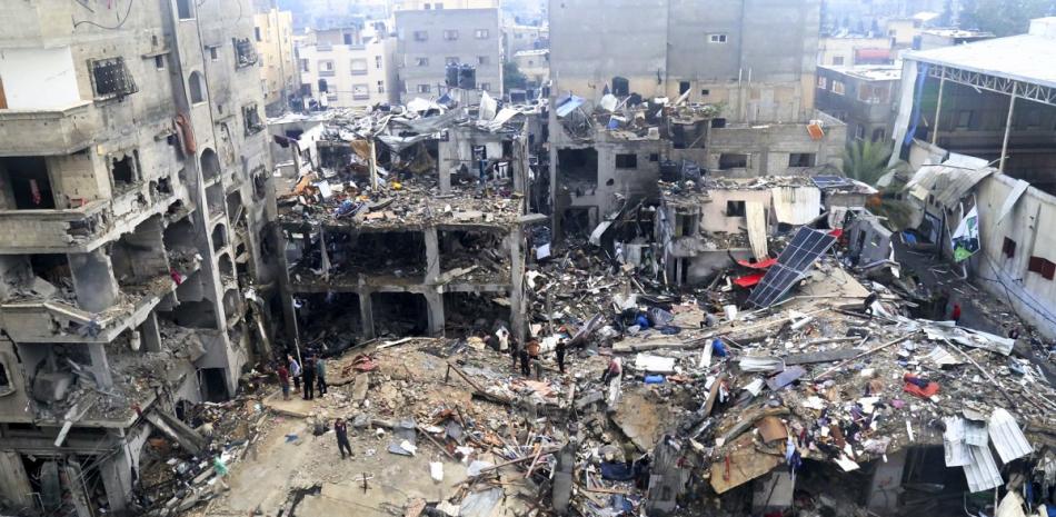 Palestinos buscan a sobrevivientes tras un ataque israelí a un edificio la víspera en el campamento de refugiados Jebaliya, ayer en la Franja de Gaza