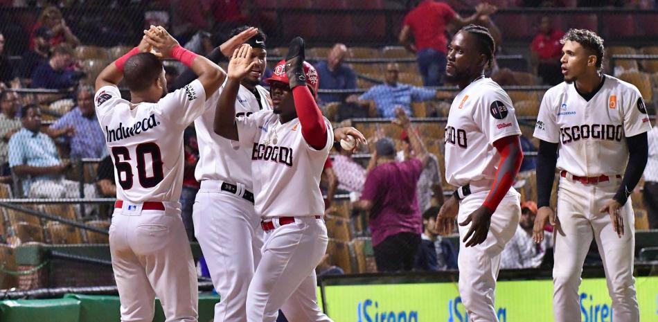 Jugadores de los Leones del Escogido festejan una de las carreras anotadas por este equipo en su triunfo 4 vueltas por 1 frente a los Toros.