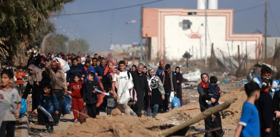 Palestinos que huyen de la ciudad de Gaza, caminan por una carretera que conduce a las zonas del sur del enclave el 18 de noviembre de 2023