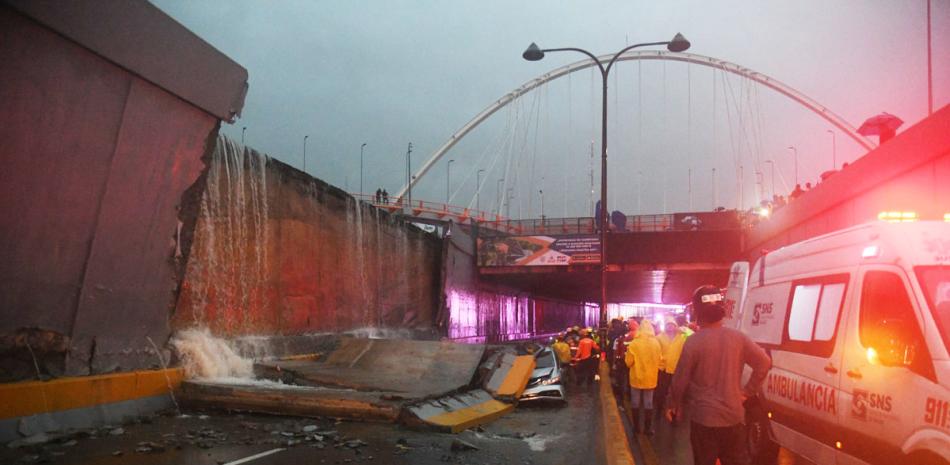 Sección del paredón lateral del paso a nivel del expreso 27 de Febrero que se desplomó el pasado sábado a causa de las lluvias, dejando un saldo de nueve muertos.