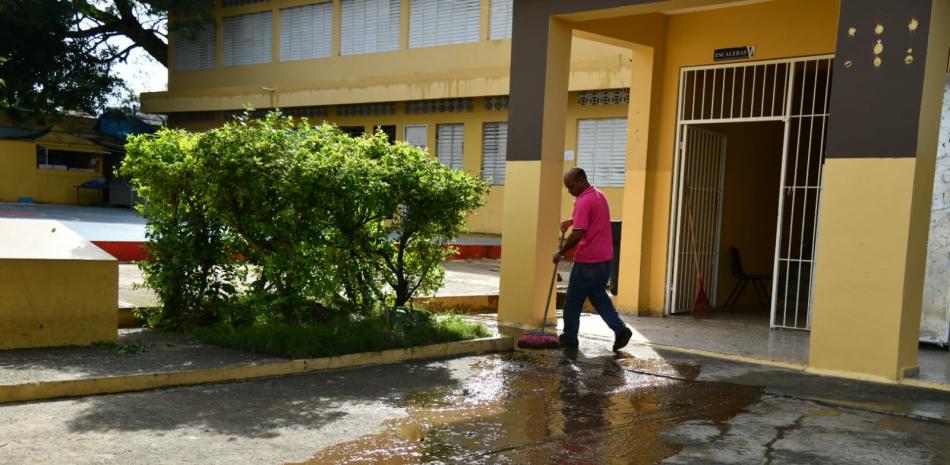 Escuelas afectadas por las inundaciones fueron intervenidas ayer por brigadas de Educación.