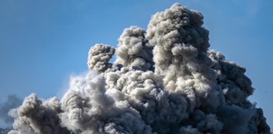 Esta imagen muestra el humo durante un bombardeo israelí sobre el norte del territorio palestino el 21 de noviembre de 2023