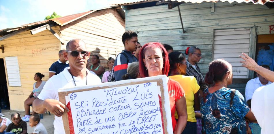 Las familias ubicadas desde hace años en barracones pidieron al presidente Luis Abinader cumplir con la promesa del gobierno de reubicarlos en apartamentos.
