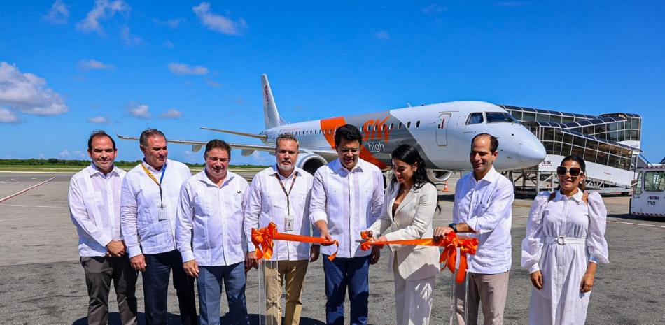 La bienvenida del vuelo inaugural contó con la presencia del Ministro de Turismo, David Collado