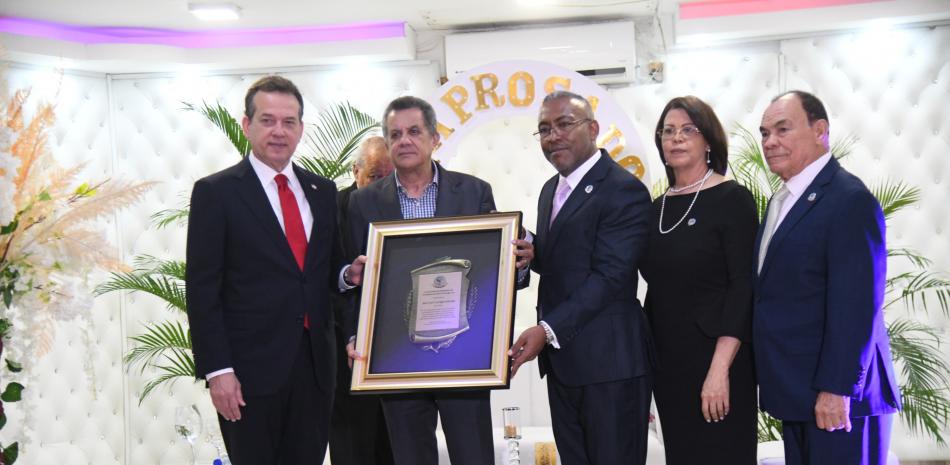 El empresario José Luis Corripio Estrada (Pepín) fue reconocido este viernes por la Asociación de Mayoristas de Provisiones de Santo Domingo (Amaprosado) "por su trascendental trayectoria en el comercio" del país.