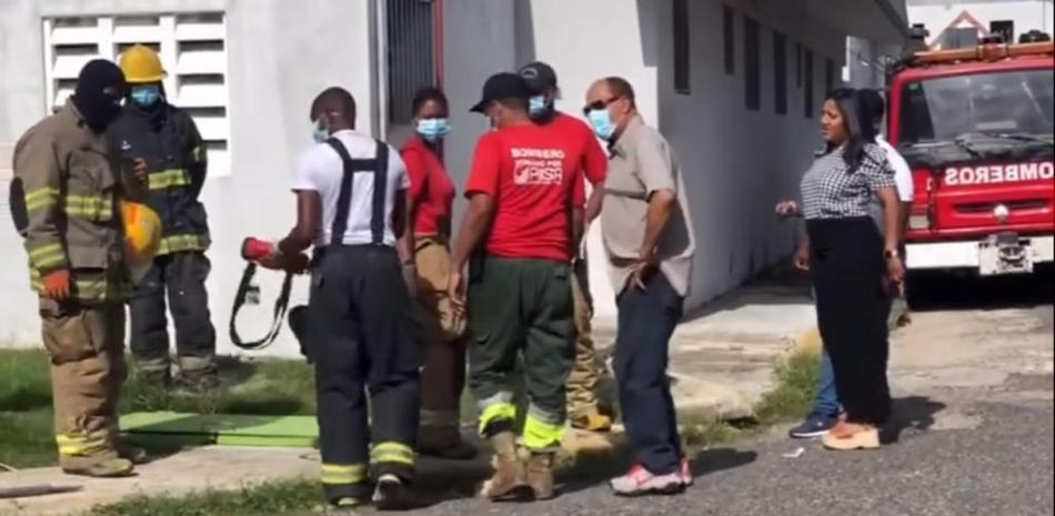 Brigadas de los bomberos recuperar cadáver de neonato en fosa del hospital de Barsequillo en Haina