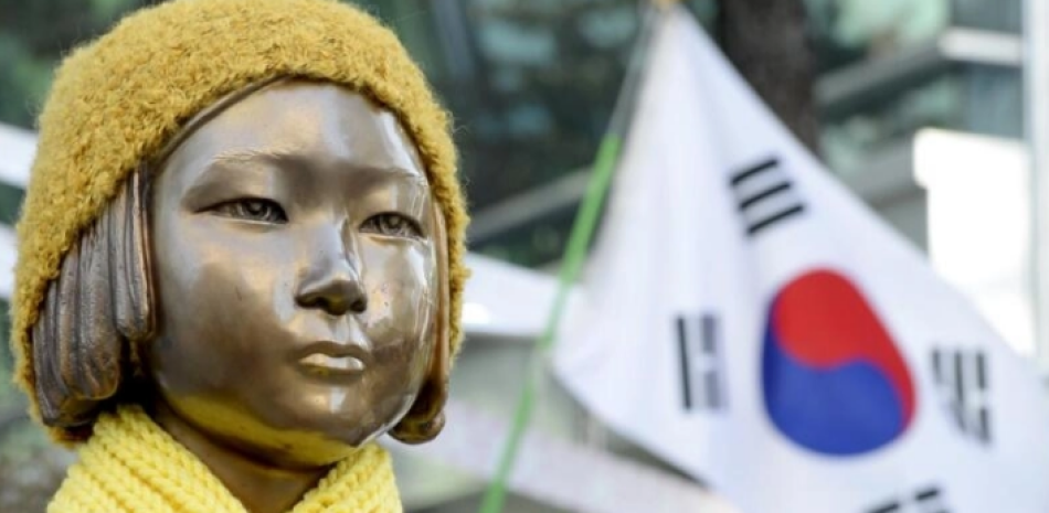 Ante la embajada de Japón en Seúl, la estatua de una joven representa a las mujeres que durante la Segunda Guerra Mundial fueron obligadas a prostituirse por el ejército nipón.