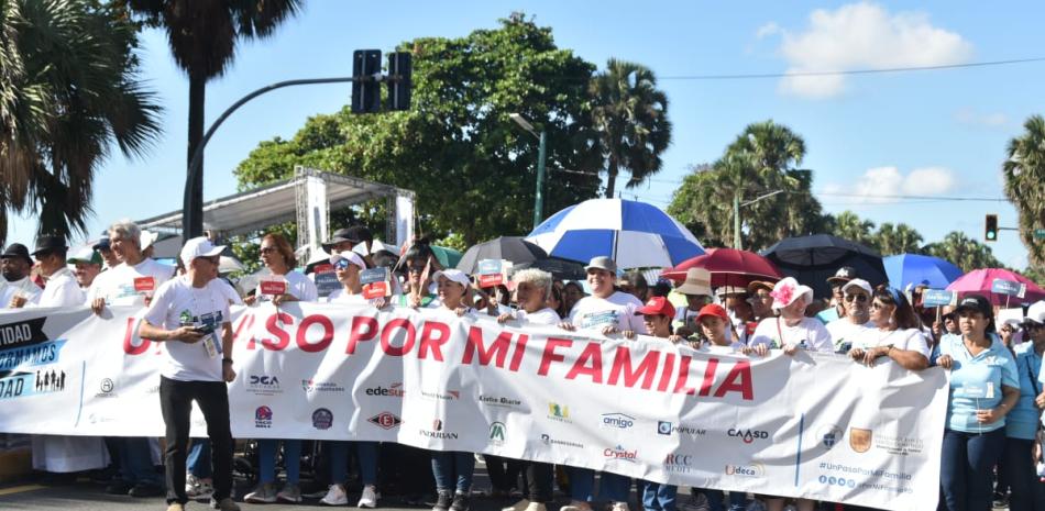 Como cada año, miles de feligreses de la Iglesia Católica marcharon este domingo 26 de noviembre en Malecón de Santo Domingo, con el lema: “Un paso por la familia”.<br /><br />Con sombrillas en mano y gorras para aliviar el impacto del sol, así como paletas de colores rojo y azul en las que se lee "gratitud, santidad, identidad, respeto, fidelidad", y otros valores que buscan fomentar, encabezados por monseñor Francisco Ozoria, obispo de la Arquidiócesis de Santo Domingo, las cientos de familias llegaron desde diferentes puntos del país.<br /><br />https://listindiario.com/la-republica/20231126/cientos-catolicos-marchan-malecon-honestidad-paz-gratitud-fidelidad_784321.html<br /><br />También le pude interesar estos videos:<br /><br />TORMENTA FRANKLIN INUNDA LA CAPITAL https://youtu.be/Pq11_6GJtgg<br /><br />VICEALMIRANTE AGUSTÍN ALBERTO MORILLO ASUME MANDO COMO NUEVO COMANDANTE DE LA ARMADA DOMINICANA https://youtu.be/mRcXUW4AyWc<br /><br />PLD DEFINE SUS CANDIDATOS A LAS ALCALDÍAS DEL DN, SDN, SAN CRISTÓBAL Y CABARETE https://youtu.be/mCoab9nVzMU<br /><br />LOS DOMINICANOS PODRÁN ENTRAR DE MANERA MÁS ÁGIL A ESTADOS UNIDOS, GRACIAS AL GLOBAL ENTRY https://www.youtube.com/watch?v=01ft8n1tGwM<br /><br />PRD, PLD Y FP ACUERDAN ALIANZAS EN TRES SENADURIAS, 6 ALCALDÍAS Y 150 DISTRITOS MUNICIPALES https://www.youtube.com/watch?v=gJc5ua4CTeQ<br /><br />Más noticias en https://listindiario.com/<br /><br />Suscríbete al canal  https://bit.ly/335qMys<br /><br />Síguenos<br />Twitter  https://twitter.com/ListinDiario <br /><br />Facebook  https://www.facebook.com/listindiario <br /><br />Instagram https://www.instagram.com/listindiario/