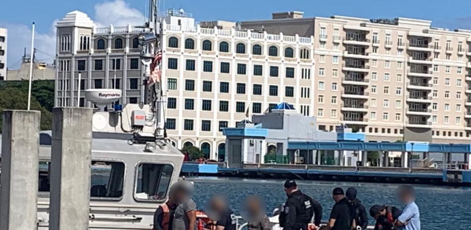 Agentes de la Guardia Costera y de Aduanas y Protección Fronteriza detuvieron a 12 inmigrantes que llegaron como polizones en un barco al puerto de San Juan