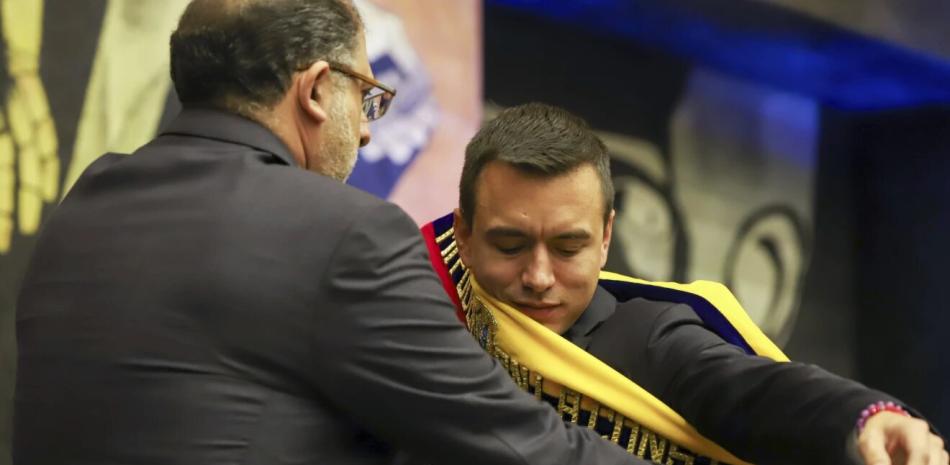 El presidente de la Asamblea Nacional coloca la bandera presidencial a Daniel Noboa, nuevo presidente de Ecuador.