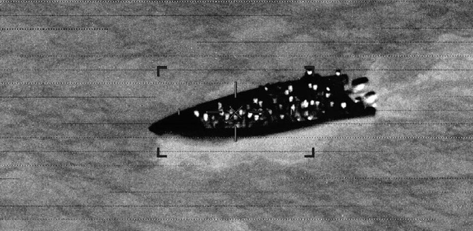 La embarcación, de 10 metros y extremadamente sobrecargada, fue detectada en la noche del lunes por un avión centinela HC-144 de la Guardia Costera.