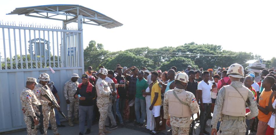 Haitianos lograron abrir la puerta fronteriza y cruzar varios camiones con mercancías.
