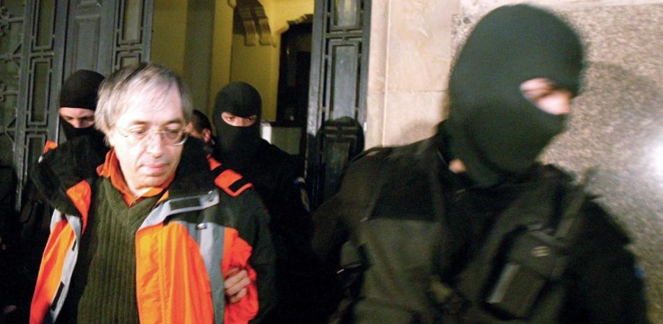 Esta foto tomada el 1 de abril de 2004 en Bucarest muestra a Gregorian Bivolaru, el líder espiritual de la secta MISA evacuado de un Tribunal, por las fuerzas especiales de la policía