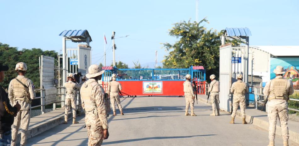 Cuerpo Especializado en Seguridad Fronteriza Terrestre (CESFRONT) mantiene puente fronterizo militarizado