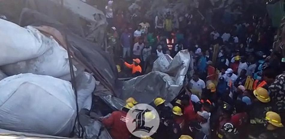 Una patana cargada de cemento aplastó a un minibús de pasajeros en la carretera Sánchez, en el tramo de Quita Sueño, en Haina, y se reportan personas atrapadas. <br /><br />El 9-1-1 informó que coordina las acciones en el lugar, donde envió la asistencia de 17 ambulancias de la Dirección de Servicios de Atención a Emergencias Extrahospitalarias (DAEH); seis unidades de bomberos del municipio Bajos de Haina; una de la Policía Nacional; y una de la Dirección General de Seguridad de Tránsito y Transporte Terrestre (Digesett).<br /><br />https://listindiario.com/la-republica/20231129/patana-choca-minibus-carretera-sanchez-reportan-personas-atrapadas_784772.html<br /><br />También le pude interesar estos videos:<br /><br />TORMENTA FRANKLIN INUNDA LA CAPITAL https://youtu.be/Pq11_6GJtgg<br /><br />VICEALMIRANTE AGUSTÍN ALBERTO MORILLO ASUME MANDO COMO NUEVO COMANDANTE DE LA ARMADA DOMINICANA https://youtu.be/mRcXUW4AyWc<br /><br />PLD DEFINE SUS CANDIDATOS A LAS ALCALDÍAS DEL DN, SDN, SAN CRISTÓBAL Y CABARETE https://youtu.be/mCoab9nVzMU<br /><br />LOS DOMINICANOS PODRÁN ENTRAR DE MANERA MÁS ÁGIL A ESTADOS UNIDOS, GRACIAS AL GLOBAL ENTRY https://www.youtube.com/watch?v=01ft8n1tGwM<br /><br />PRD, PLD Y FP ACUERDAN ALIANZAS EN TRES SENADURIAS, 6 ALCALDÍAS Y 150 DISTRITOS MUNICIPALES https://www.youtube.com/watch?v=gJc5ua4CTeQ<br /><br />Más noticias en https://listindiario.com/<br /><br />Suscríbete al canal  https://bit.ly/335qMys<br /><br />Síguenos<br />Twitter  https://twitter.com/ListinDiario <br /><br />Facebook  https://www.facebook.com/listindiario <br /><br />Instagram https://www.instagram.com/listindiario/