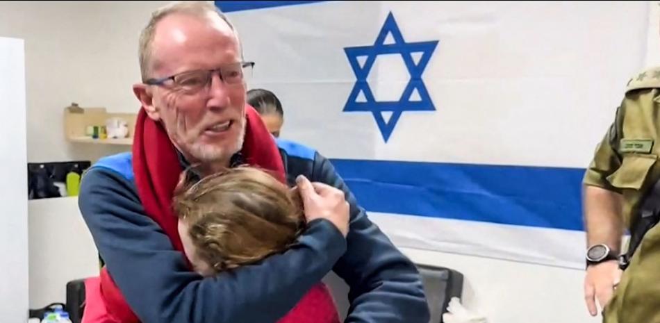 Esta imagen, tomada de un vídeo difundido por el ejército israelí, muestra a Emily Hand, de 9 años, abrazando a su padre en un hospital de Israel tras ser liberada por Hamás